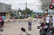 Nhân viên chậm hạ gác chắn tàu hỏa, ô tô gặp họa khiến gia đình 3 người thương vong