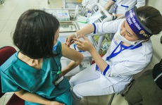 CLIP: 30 nhân viên y tế Bệnh viện Thanh Nhàn được tiêm vắc-xin Covid-19