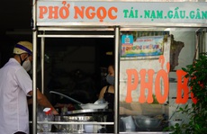 TP HCM: Bán mang về ế ẩm, hàng quán tại quận 7 chờ ngày phục vụ tại chỗ