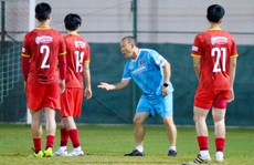 Quế Ngọc Hải tập riêng trong buổi tập đầu tiên của đội tuyển Việt Nam tại Oman