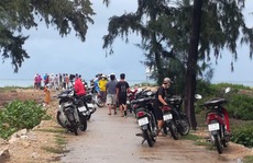Bình Định: Ra gành đá câu cá, 2 thanh niên bất ngờ bị sóng biển cuốn trôi mất tích