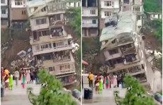 Tòa nhà 8 tầng ở Ấn Độ đổ sụp trong chớp mắt