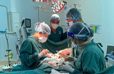 Người phụ nữ phải phẫu thuật 100 khối bướu trong bụng