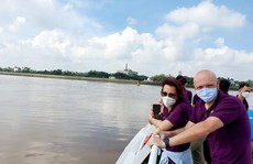 Những du khách nước ngoài đầu tiên đi tour đường sông sau giãn cách