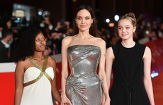 Angelina Jolie đẹp rạng ngời bên hai con gái