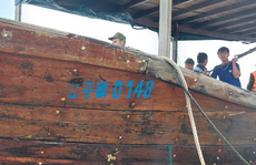 CLIP: Cận cảnh tàu gỗ không người lái, nghi của Trung Quốc dạt vào bờ biển Quảng Trị