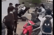 Clip: Nam sinh bị tấn công dã man trước cổng trường