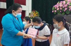 Tặng xe đạp, máy tính bảng cho con đoàn viên khó khăn