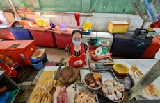 Đà Nẵng: Chợ truyền thống đìu hiu, hàng trăm tiểu thương mỏi mòn chờ khách