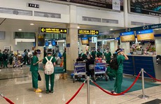 5 chuyến bay liên tiếp chở gần 1.000 y bác sĩ, sinh viên y tế từ TP HCM về Hà Nội