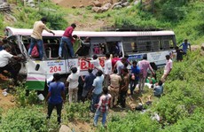 Xe buýt rẽ để tránh tông gia súc, 12 người Ấn Độ thiệt mạng