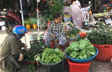 Răng đen, môi đỏ của bà