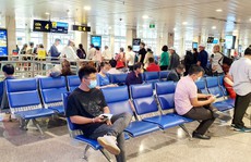TP HCM: Giá vé máy bay cao, nhiều người vẫn phải mua để về quê