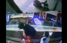CLIP: Cướp ra tay tại tiệm vàng ở Hóc Môn, TP HCM