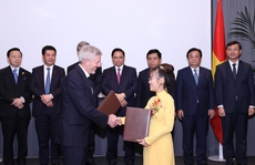 Thủ tướng chứng kiến ký kết, trao 26 thỏa thuận hợp tác Việt Nam-Anh trị giá hàng tỉ USD