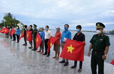 Trao cờ Tổ quốc cho ngư dân TP Phú Quốc