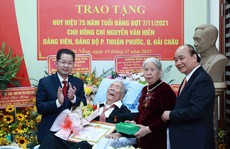 Trao Huy hiệu 75 năm tuổi Đảng cho thân sinh Chủ tịch nước Nguyễn Xuân Phúc