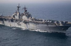 Trực thăng quân sự Iran thách thức tàu tấn công Mỹ USS Essex