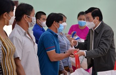 Nguyên Chủ tịch nước Trương Tấn Sang trao tặng hơn 1.600 bộ áo phao cứu sinh cho ngư dân