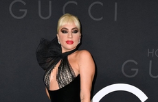 Lady Gaga “thả rông” vòng 1 ra mắt phim “House of Gucci”