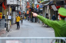 Một quận ở Hà Nội dừng bán hàng ăn uống tại chỗ, khuyến cáo dân hạn chế ra đường