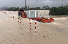 CLIP: Mưa lớn kéo dài, nhiều nơi ở Bình Định chìm trong nước lũ