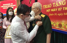 Đại tá Đinh Văn Huệ xúc động nhận Huy hiệu 75 năm tuổi Đảng