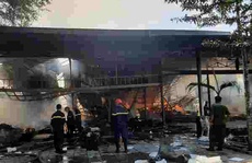 Một nhà xưởng bốc cháy dữ dội ở Củ Chi - TP HCM