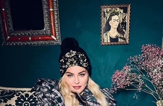 Hậu khoe thân phản cảm, Madonna kín mít vẫn gây sốt nhờ tranh