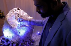 Tìm thấy hòn đá sapphire 'khủng' nặng hơn 300 kg