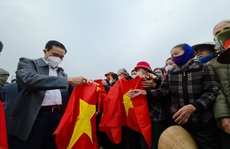 Ngư dân Hà Tĩnh xúc động nhận cờ Tổ quốc từ Báo Người Lao Động trao tặng