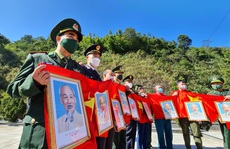 Báo Người Lao Động trao 1.000 lá cờ Tổ quốc nơi miền viễn biên Hà Tĩnh