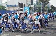 Xe đạp công cộng 'tung tăng' ở trung tâm TP HCM sáng 16-12