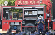Hàng trăm cảnh sát ở TP HCM học phá cửa cuốn, cửa kéo