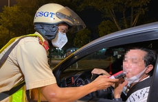 CLIP: Người đàn ông chở vợ và hai con nhỏ 'cố thủ' trong ôtô ở TP Thủ Đức