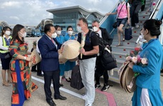 Cận cảnh đoàn khách Nga đầu tiên trở lại Nha Trang sau 2 năm vắng bóng