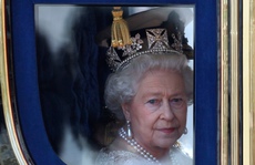 Đón Giáng sinh 'chỗ lạ', Nữ hoàng Anh có 'khách không mời'