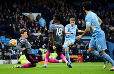Leicester 'tặng quà' trận cầu 9 bàn, Man City vô địch mùa Đông