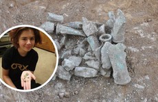 Săn kho báu trên đồng, cô bé 13 tuổi phát hiện 65 bảo vật gây choáng váng