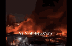 CLIP: Cháy lớn tại chợ vải Ninh Hiệp