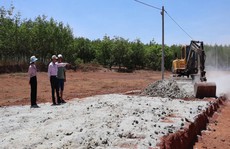Cưỡng chế 2 tuyến đường làm trái phép để phân lô bán nền ở Bình Phước