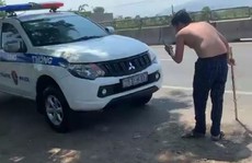 Nam thanh niên lột áo, chửi bới CSGT khi bị chặn xe