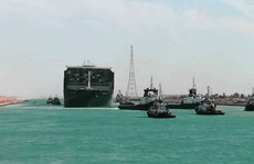 Chùm ảnh hàng trăm tàu lũ lượt qua kênh đào Suez