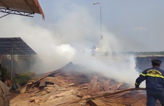 Bình Phước: Cháy kho chứa gỗ trong khuôn viên Chi cục Hải quan Hoàng Diệu