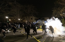 Cảnh sát Mỹ đụng độ người biểu tình sau khi bắn chết thanh niên da màu