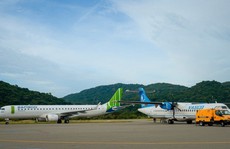 Khẩn trương lắp đèn đêm tại sân bay Côn Đảo để tăng chuyến bay