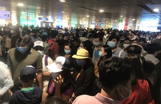 Hàng ngàn khách xếp hàng dài chờ soi chiếu ở sân bay Tân Sơn Nhất sáng sớm 15-4