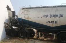 Kinh hoàng xe bồn mất lái, lao vào nhà dân