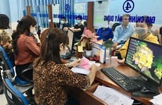 Quá tải giải quyết hồ sơ hành chính: Cán bộ thêm việc, người dân thêm giờ chờ