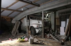 Xe container mất lái tông sập nhà dân trong đêm